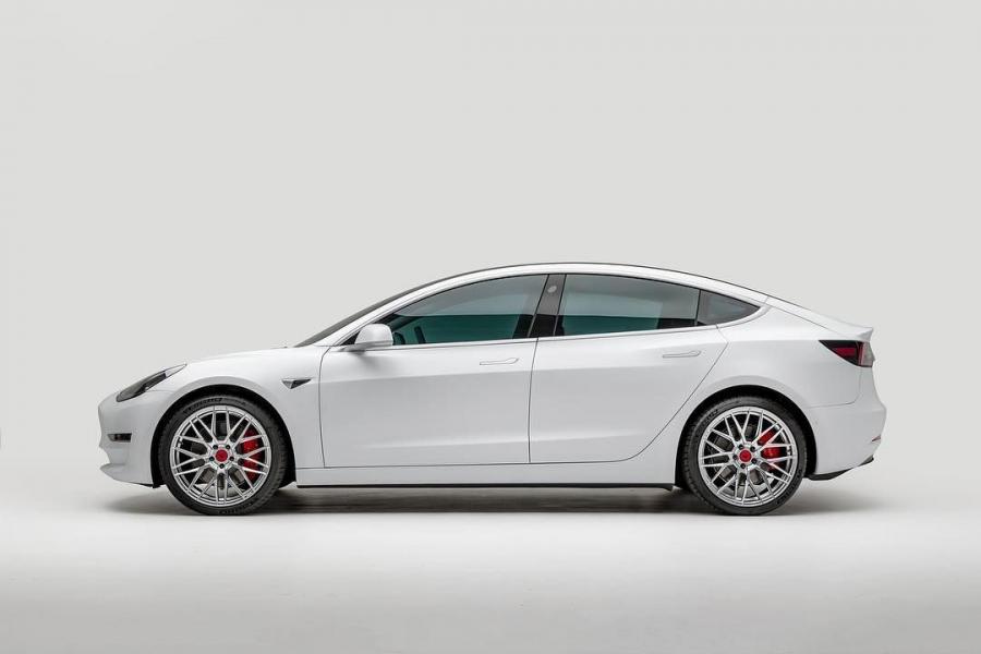  Tesla Model 3 by Vorsteiner 2018 года  (фото 2 из 9)